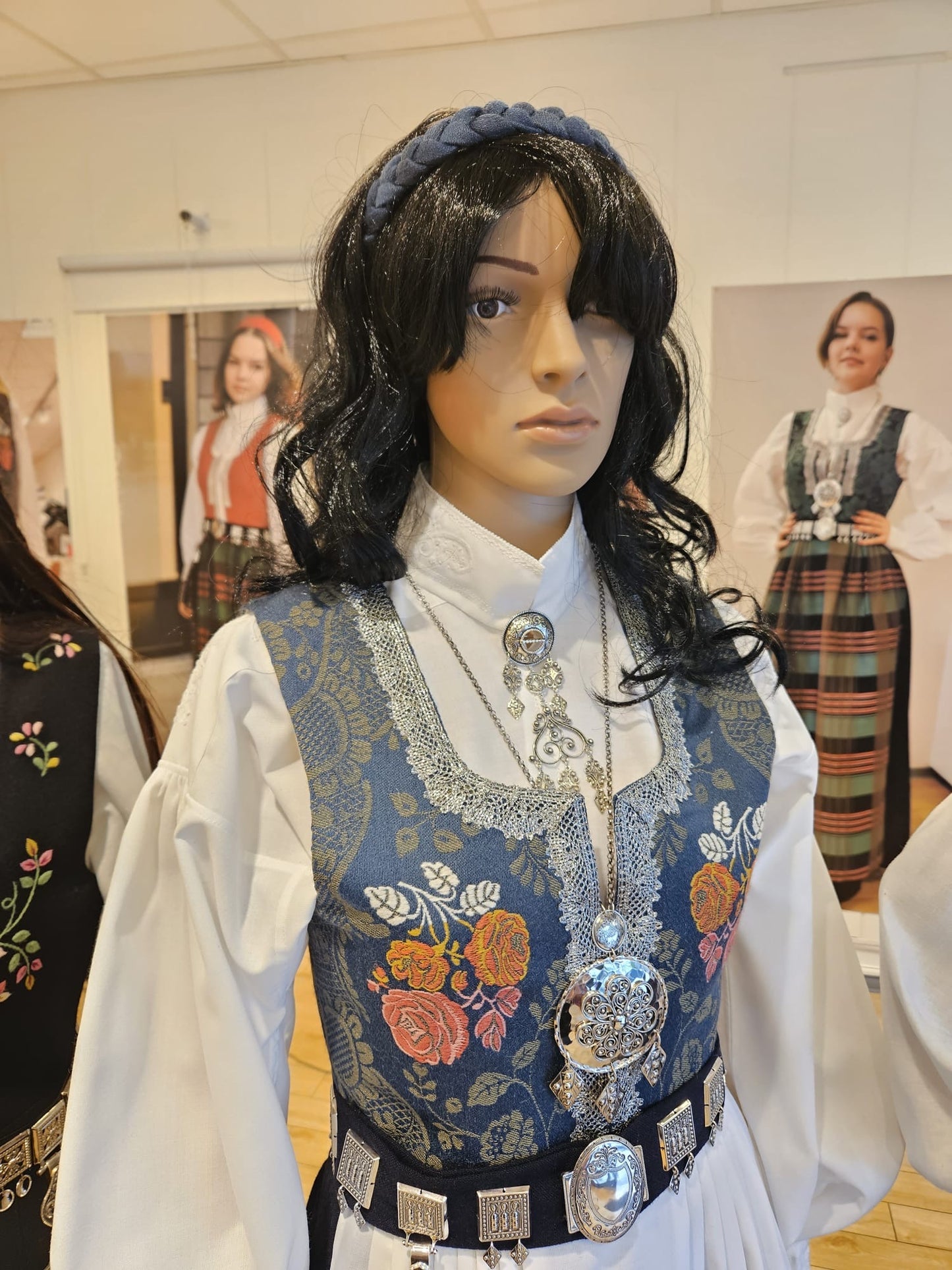 Flettet hårbøyle - Nordmørsbunad (blå Kalemank stoff)