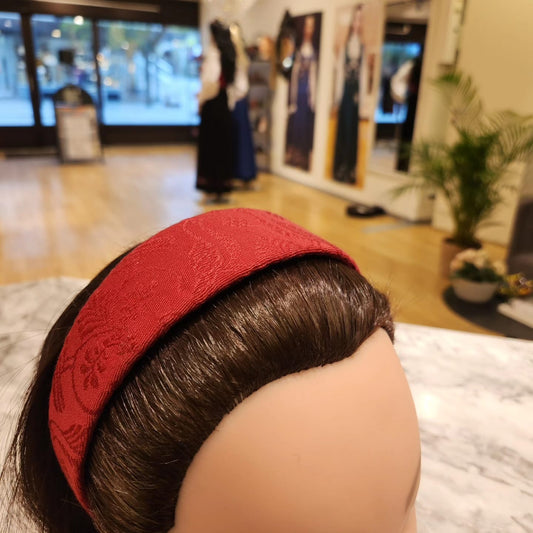 Hårbøyle - Nordmørsbunad (Plommerød fuglestoff vest)