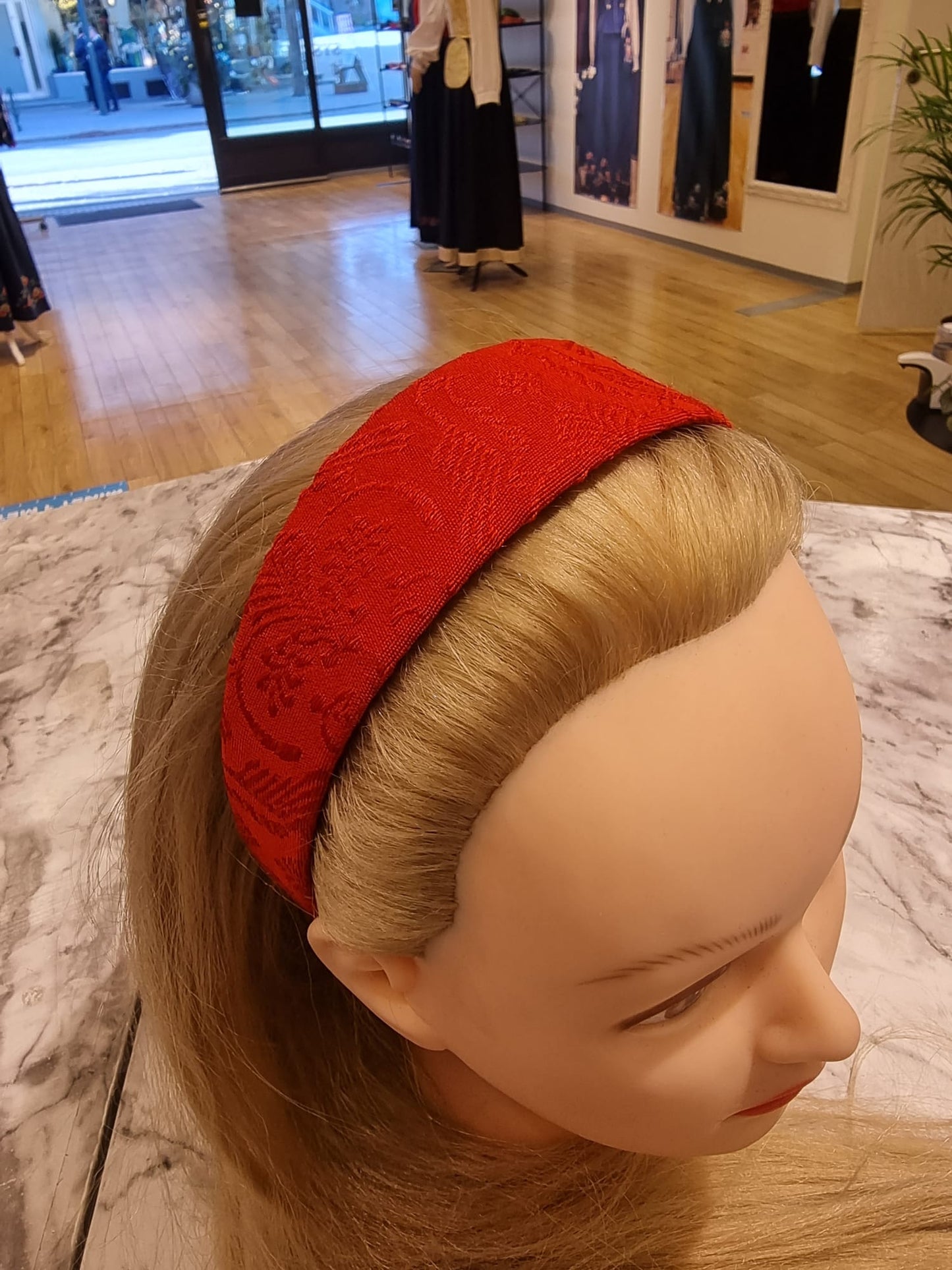 Hårbøyle - Nordmørsbunad (Fuglestoff vest)