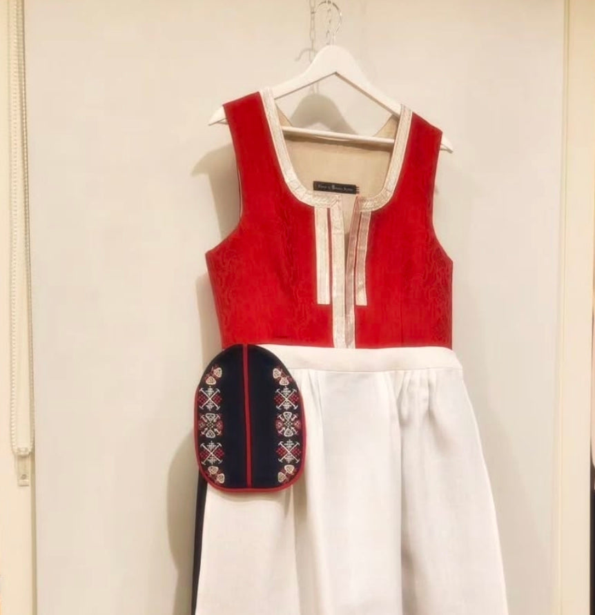 Vest - Nordmørsbunad (Rød fuglestoff)